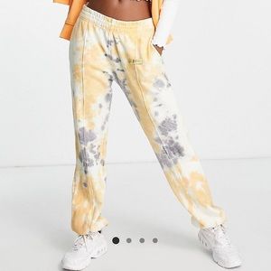 NWOT Nike Loose Fit Cuff Sweatpants